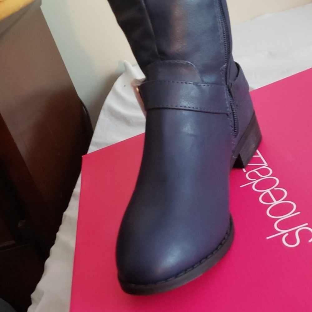 Shoes - Picture 4 of 4